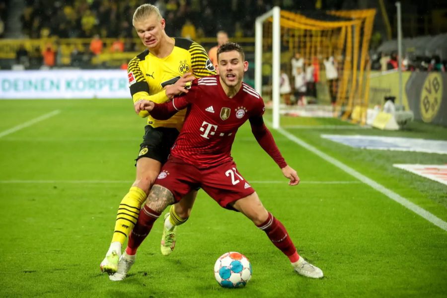 BVB-Superstar Erling Haaland setzt den Münchner Lucas Hernandez (r.) unter Druck.