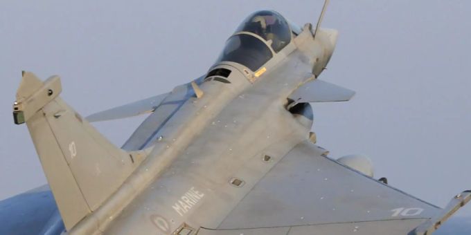 ARCHIV - Ein französisches Rafale-Kampfflugzeug im Einsatz in den Vereinigten Arabischen Emiraten. Foto: Christophe Ena/AP/dpa ARCHIV - Ein französisches Rafale-Kampfflugzeug im Einsatz in den Vereinigten Arabischen Emiraten. Foto: Christophe Ena/AP/dpa