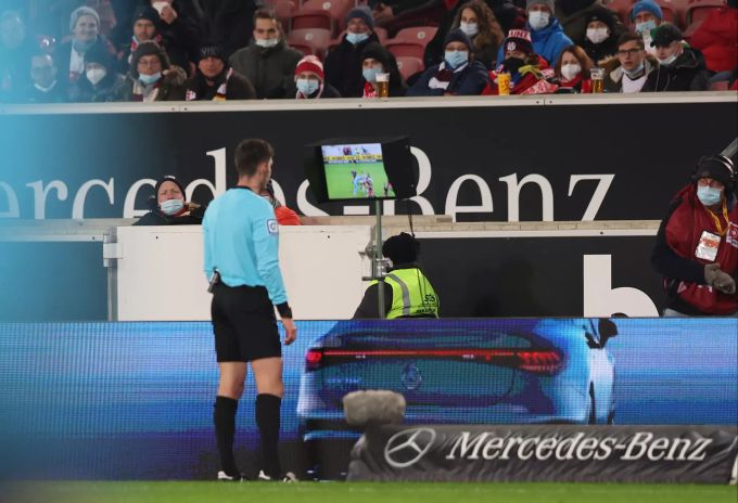 Ein vermeintlicher Penalty wird zurückgenommen. VfB Stuttgart