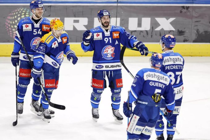 Denis Hollenstein (Nummer 91) trifft im ersten Drittel gleich zweimal für die ZSC Lions. Denis Hollenstein ZSC Lions