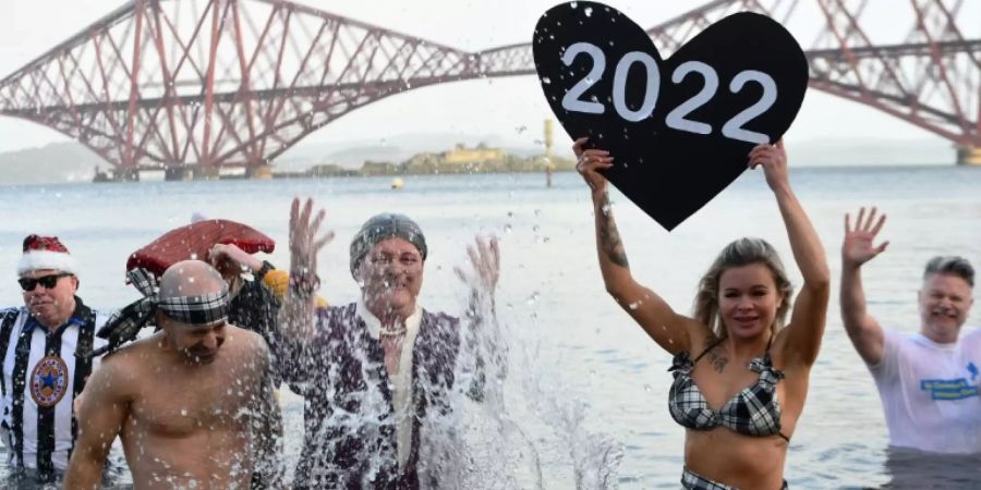 Neujahrsschwimmer in schottischen South Queensferry