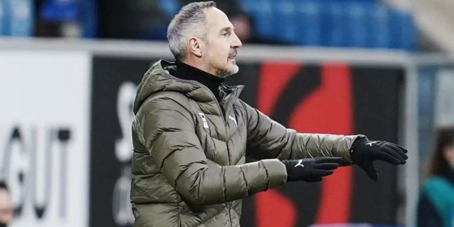 Will seinen Spielern das Reisen nicht verbieten: Gladbach-Coach Adi Hütter. Foto: Uwe Anspach/dpa