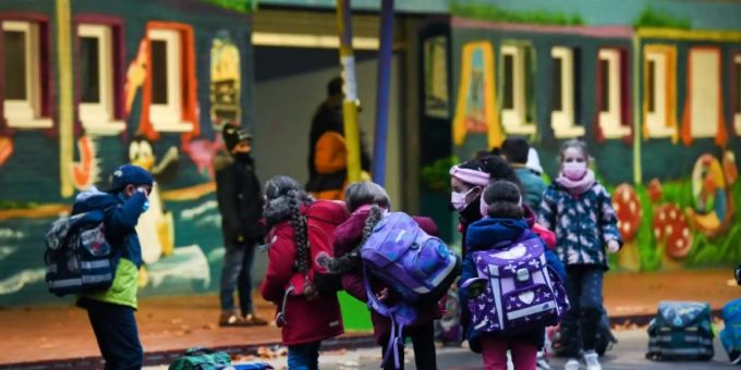 Kinder vor einer Grundschule Kinder vor einer Grundschule