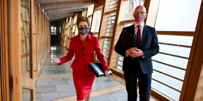 John Swinney und Regierungschefin Nicola Sturgeon John Swinney und Regierungschefin Nicola Sturgeon