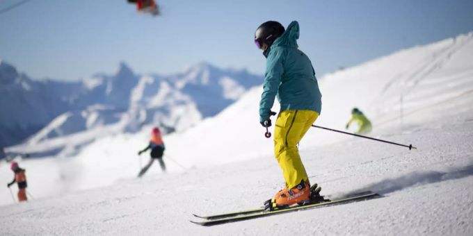 Ein Skifahrer, aufgenommen zum Start der Ski Vorsaison auf Parsenn, am Samstag, 6. November 2021 in Davos. Coronavirus Skisaison