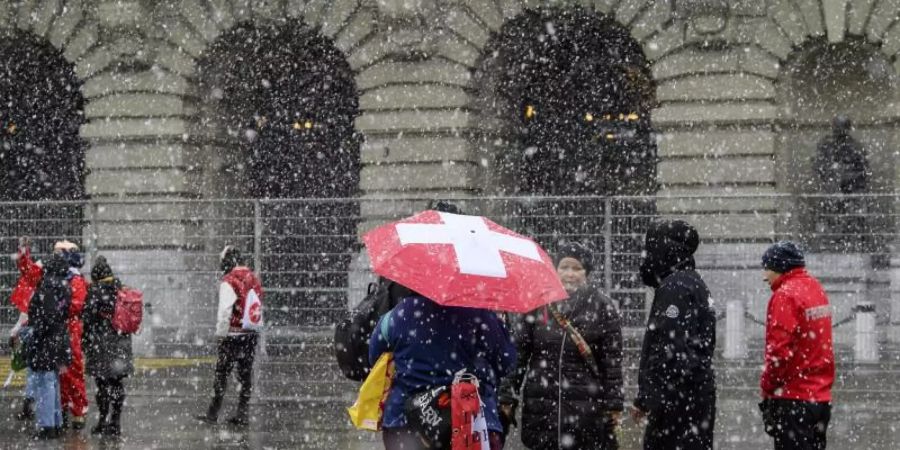 Das RKI erklärt Polen und die Schweiz zu Corona-Hochrisikogebieten. Foto: Anthony Anex/KEYSTONE/dpa