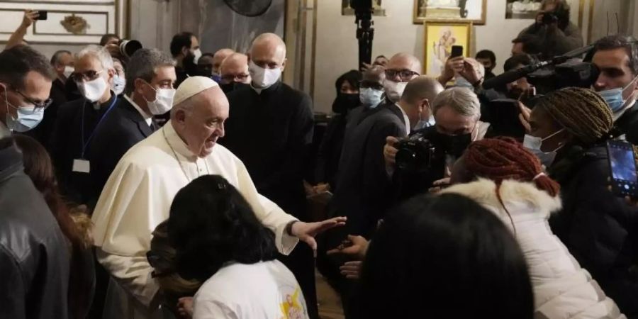 Papst Franziskus grüsst die Gläubigen am Ende eines ökumenischen Gebets mit Migranten in der Pfarrkirche des Heiligen Kreuzes. Foto: Alessandra Tarantino/AP/dpa