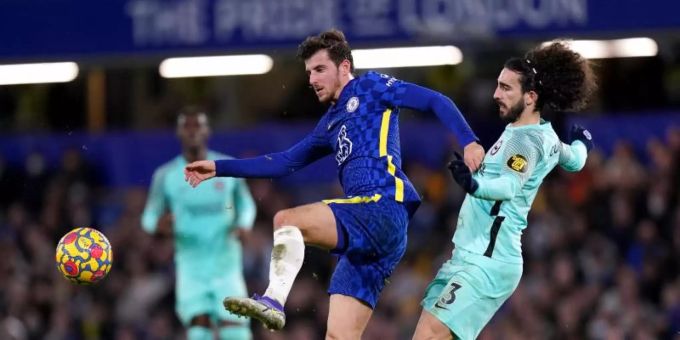 Chelseas Mason Mount (l) in Aktion gegen Marc Cucurella von Brighton. Foto: Adam Davy/PA Wire/dpa Chelseas Mason Mount (l) in Aktion gegen Marc Cucurella von Brighton. Foto: Adam Davy/PA Wire/dpa