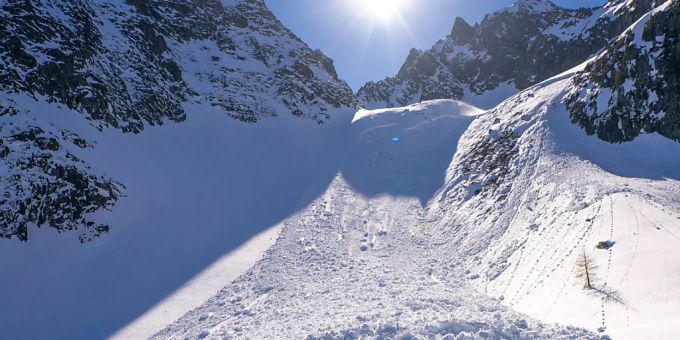 Die Lawinengefahr in weiten Teilen der Alpen bleibt gross. (Archivbild von Bovernier im Wallis im März 2019) Die Lawinengefahr in weiten Teilen der Alpen bleibt gross. (Archivbild von Bovernier im Wallis im März 2019)
