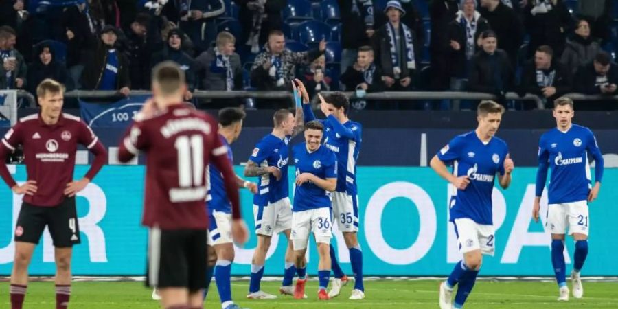 Schalkes Spieler jubeln über das 1:0 durch Thomas Ouwejan. Foto: Bernd Thissen/dpa