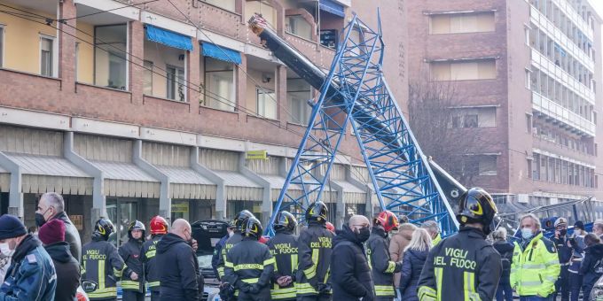 epa09647917 Aftermath of a crane collapse in Turin, Italy, 18 December 2021. According to Vigili del Fuoco (Italy's fire and rescue service), at least three workers, including a 20 year old, were killed when the crane collapsed on a seven-storey building. At least three passersby were reportedly injured. EPA/JESSICA PASQUALON At least three killed as crane collapses in Turin, Italy