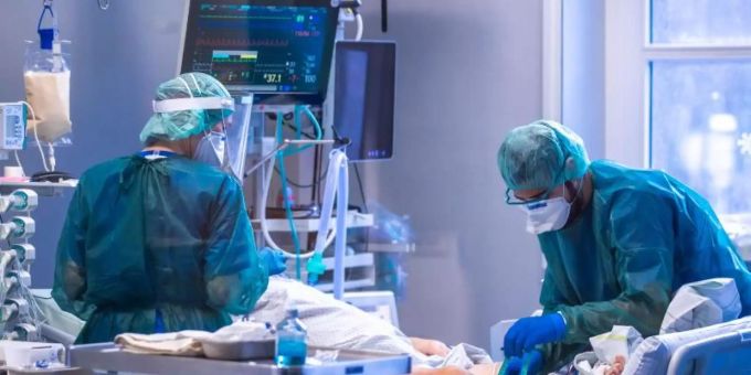 Krankenhausmitarbeiter betreuen einen Patienten auf einer Intensivstation. Die Krankenhausaufenthalte in England haben mit der Omikron-Variante abgenommen. Coronavirus
