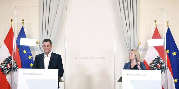 Österreichs Gesundheitsminister Wolfgang Mückstein (Grüne) und Familienministerin Susanne Raab (ÖVP) sprechen bei einer Pressekonferenz. Über Weihnachten und Silvester lockert Österreich die Ausgangsbeschränkungen für Ungeimpfte. Das sagte Mückstein am Freitag in Wien. Foto: Herbert Neubauer/APA/dpa Österreichs Gesundheitsminister Wolfgang Mückstein (Grüne) und Familienministerin Susanne Raab (ÖVP) sprechen bei einer Pressekonferenz. Über Weihnachten und Silvester lockert Österreich die Ausgangsbeschränkungen für Ungeimpfte. Das sagte Mückstein am Freitag in Wien. Foto: Herbert Neubauer/APA/dpa