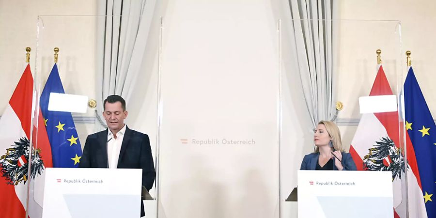 Österreichs Gesundheitsminister Wolfgang Mückstein (Grüne) und Familienministerin Susanne Raab (ÖVP) sprechen bei einer Pressekonferenz. Über Weihnachten und Silvester lockert Österreich die Ausgangsbeschränkungen für Ungeimpfte. Das sagte Mückstein am Freitag in Wien. Foto: Herbert Neubauer/APA/dpa