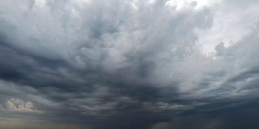 Düstere Wolken über dem Meer