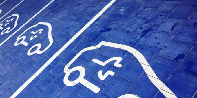 Laut des Verbands der Automobilindustrie hängt Deutschland beim Ausbau der Ladeinfrastruktur für die E-Autos extrem hinterher. Foto: Bernd Thissen/dpa Laut des Verbands der Automobilindustrie hängt Deutschland beim Ausbau der Ladeinfrastruktur für die E-Autos extrem hinterher. Foto: Bernd Thissen/dpa