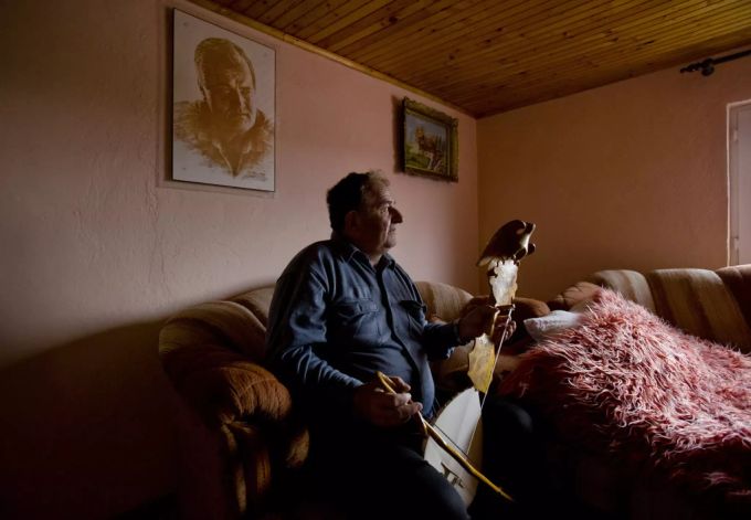 Dusan Mladic spielt das Musikinstrument Gusle, ein traditionelles Saiteninstrument. Instrument Serbien
