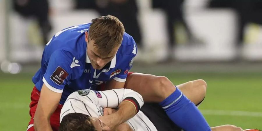 Nationalspieler Leon Goretzka (r) erlitt gegen Liechtenstein eine Prellung im Kopf-Hals-Bereich. Foto: Christian Charisius/dpa