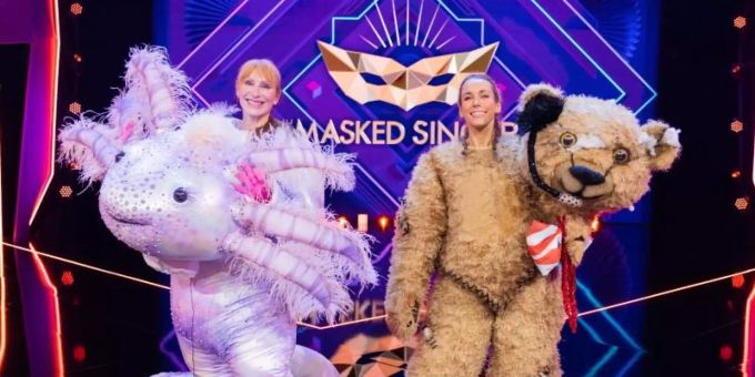 In der Musik-Rateshow «The Masked Singer» sind mit «Tatort»-Schauspielerin Andrea Sawatzki (l) und «red.»-Moderatorin Annemarie Carpendale gleich zwei Prominente in einer Folge enttarnt worden. Foto: Rolf Vennenbernd/dpa «The Masked Singer»
