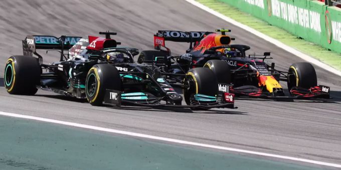 Lewis Hamilton überholt Max Verstappen in Runde 59 von 71. Lewis Hamilton