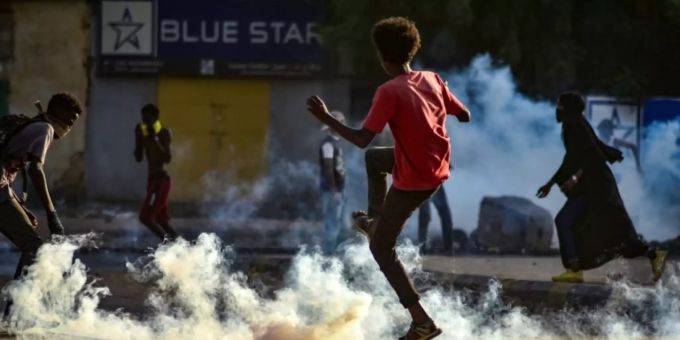 Demonstranten im Sudan weichen Tränengas aus Demonstranten im Sudan weichen Tränengas aus