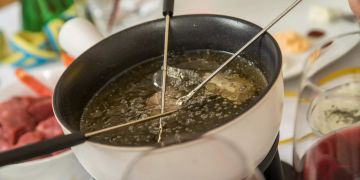 Fonduetopf weiss Fettaugen Gabeln