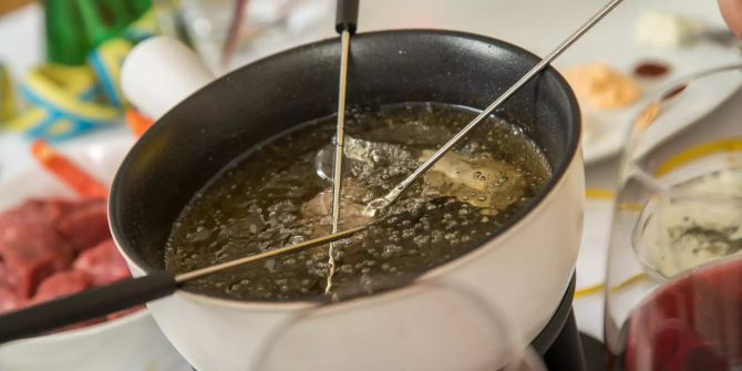 Fonduetopf weiss Fettaugen Gabeln