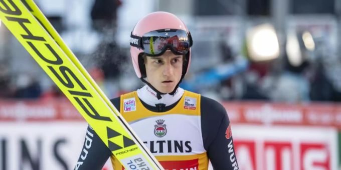 Skispringer Karl Geiger bereitet sich fokussiert auf einen Sprung vor. Foto: Urs Flueeler/KEYSTONE/dpa Skispringer Karl Geiger bereitet sich fokussiert auf einen Sprung vor. Foto: Urs Flueeler/KEYSTONE/dpa