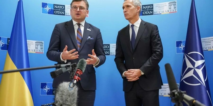 Kuleba und Stoltenberg vor Journalisten in Bukarest