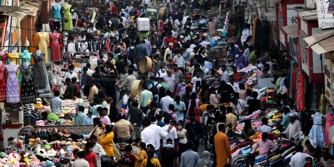 Zahlreiche Menschen sind auf einem Markt in Mumbai unterwegs. Zahlreiche Menschen sind auf einem Markt in Mumbai unterwegs.