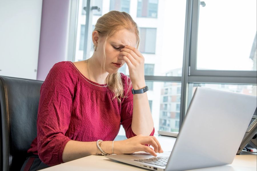 Frau Laptop Schreibtisch Büro müde Stress Job