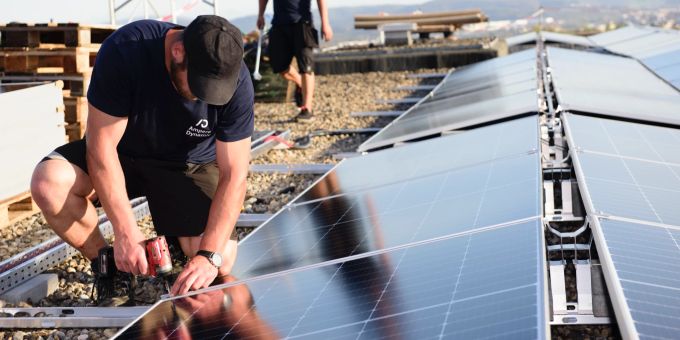 Montage einer Solaranlage. (Symbolbild) Montage einer Solaranlage. (Symbolbild)