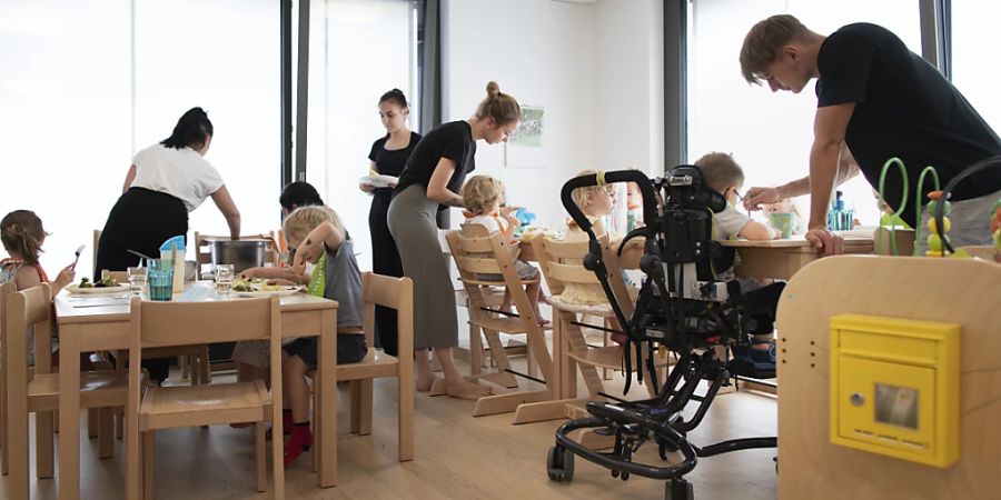 Mittagessen in einer Kita in Zürich: In die familienergänzende Kinderbetreuung sollen mehr Bundesmittel fliessen als ursprünglich vorgesehen. (Archivbild)