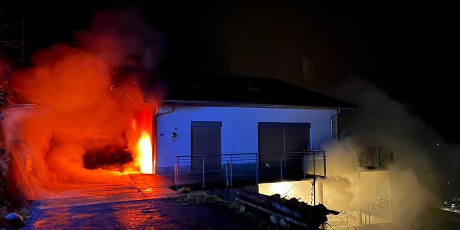 Flüelen: Brand eines Mehrfamilienhauses