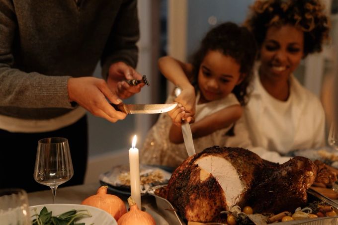 Gilt auch für den Weihnachtsbraten: Vorsicht bei heissen Oberflächen, Platten aus dem Backofen und Kerzen. Weihnachten Festessen Familie Kerze Feuer Braten heiss
