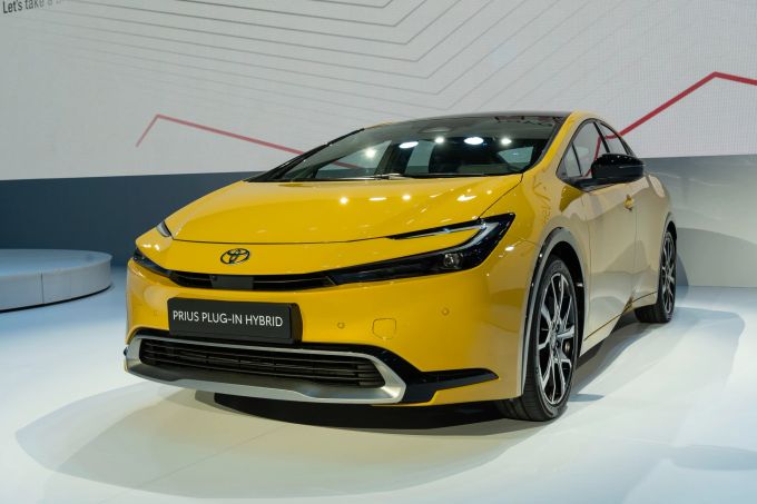 Klare Kante im Design – der neue Toyota Prius PHEV beeindruckt mit einem geschärften Profil 2023 Toyota Prius PHEV