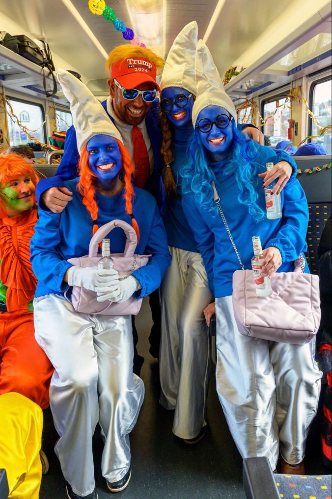 Donald mit Schlümpfinnen Daniela, Gaby und Andrea.
