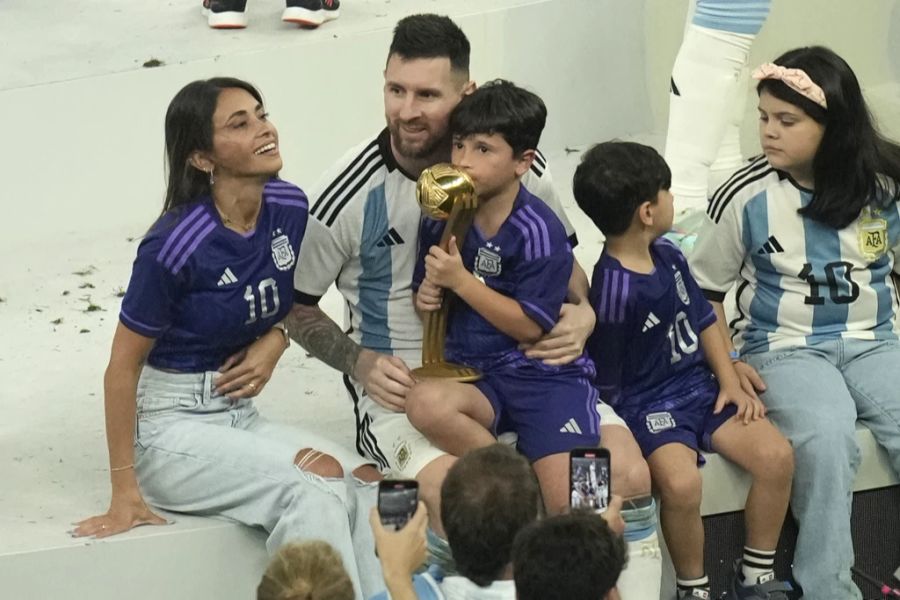 Die ganze Familie feiert den Weltmeister-Titel in Katar.