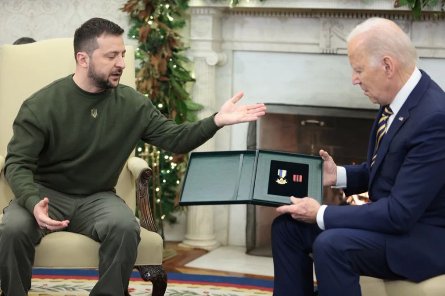 Selenskyj überreichte dem US-Präsidenten eine Soldaten-Medaille auf Wunsch des Soldaten.