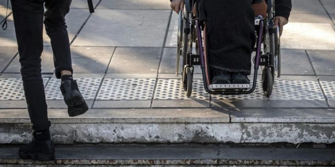 Der Kanton Zug plant Massnahmen zur Förderung der Gleichstellung von Menschen mit Behinderungen. Rollstuhlfahrer