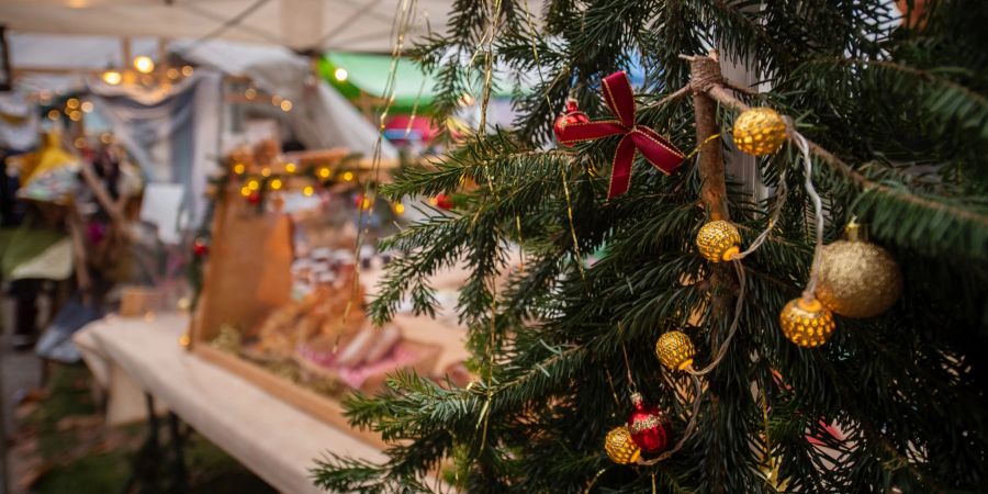 Ein Marktstand am Weihnachtsmarkt. (Symbolbild)