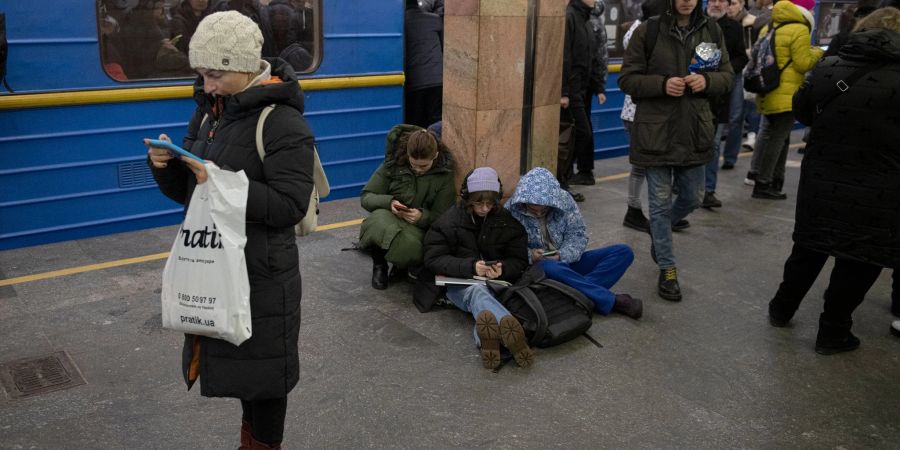 Menschen warten in einer U-Bahn-Stattion in Kiew, die als Bunker genutzt wird.