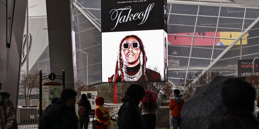 Fans warten am 11.11.2022 vor einer Arena in Atlanta, um an der Gedenkfeier für den getöteten Migos-Rapper Takeoff teilzunehmen.