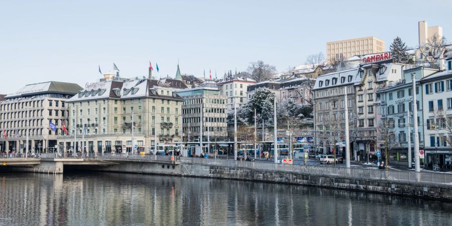 Winterstimmung am Limmatquai in Zürich.