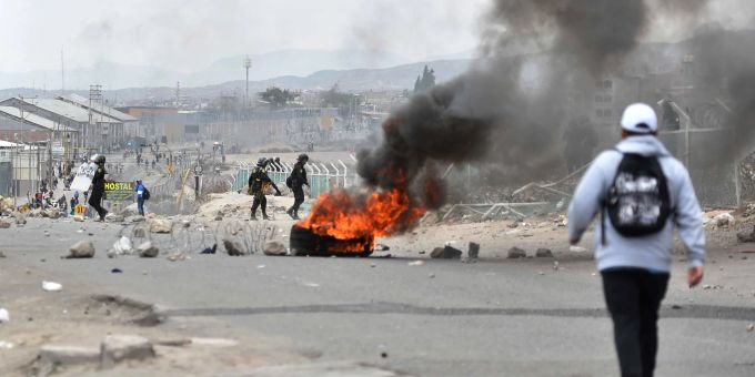 Mitglieder der Polizei stehen Demonstranten während einer Demonstration in der Nähe des Flughafens in der Stadt Arequipa, Peru gegenüber. Arequipa