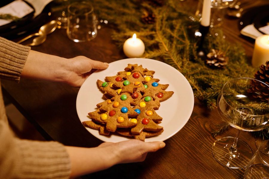 Weihnachtsbaum Guetzli Smarties Wein Tisch