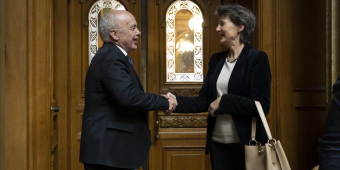 Der abtretende Bundesrat Ueli Maurer, links, und die abtretende Bundesraetin Simonetta Sommaruga, rechts, kreuzen sich an ihrem letzten Arbeitstag im Nationalrat in Bern. Ueli Maurer Simonetta Sommaruga