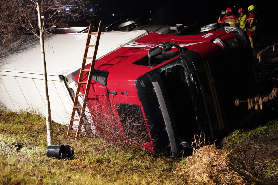 Der verunfallte Sattelzug in Villmergen AG.