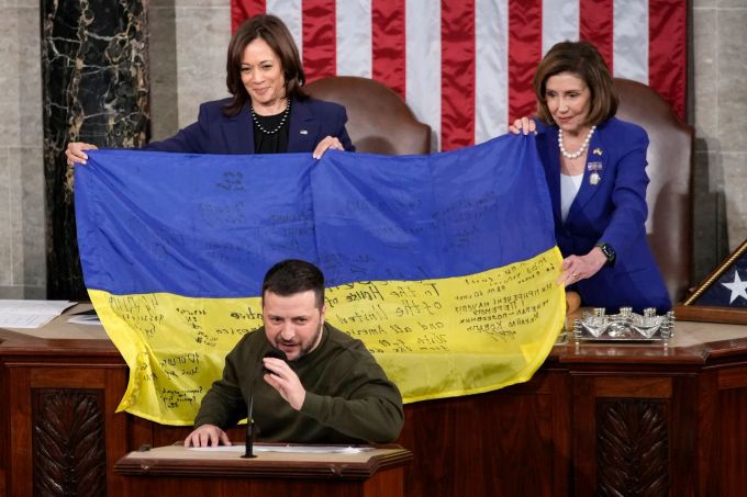Selenskyj überreichte dem Kongress eine ukrainische Flagge, die von den Frontsoldaten in Bachmut signiert wurde. Selenskyj Ukraine-Krieg