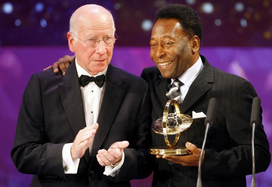 Sir Bobby Charlton (links) und Pelé.